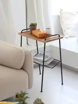 Nordic minimalistický malý konferenčný stolík, moderná pohovka strane stola, domov obývacia izba skladovanie rohu tabuľky